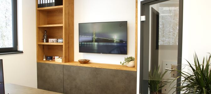 Einzelbüro---TV-Wand